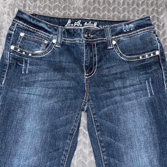 L.A. Idol Jean Capris.  Light Distress w Rhinestones.  Size 9. W 32/ L 18. - Picture 8 of 11